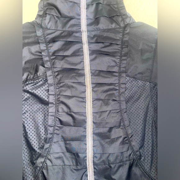 Lululemon Run‎ Take Flight Zip Up Black Jacket Rare size 8 - Picture 5 of 7
